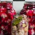 Recipe for pickling garlic with beets for the winter