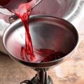 6 einfache Rezepte für die Herstellung von Rhabarberwein zu Hause