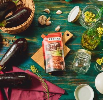 Uma receita deliciosa para cozinhar berinjela para o inverno com ketchup de pimenta