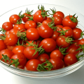 Beschreibung der Sorte Kirschtomatenrot, ihrer Eigenschaften und Produktivität