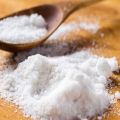 Är det möjligt och hur man korrekt kan ge salt till kycklingar, när det är omöjligt att lägga till kosten