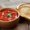 Receitas simples para cozinhar adjika com maçãs e tomates para o inverno