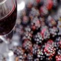 9 einfache Rezepte für die Zubereitung von Brombeerwein zu Hause