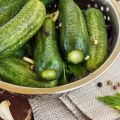 5 прости рецепти за осолени краставици с оцет за зимата