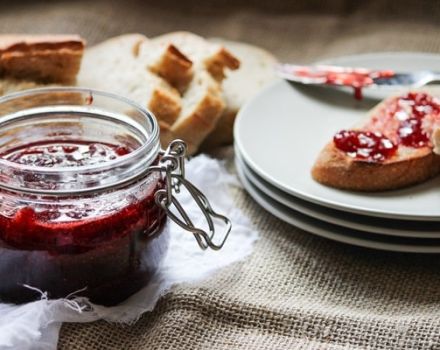 Μια απλή συνταγή για την παρασκευή μαρμελάδας φράουλας για το χειμώνα