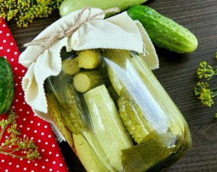 Kış için kabak ile salatalık turşusu yapmak için basit ve lezzetli tarifler