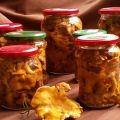Enkla steg-för-steg-recept för att göra inlagda kantareller för vintern hemma