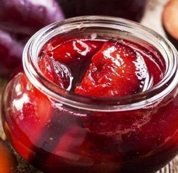 Ett enkelt recept på juice från plommon för vintern hemma