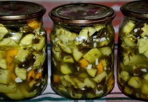 A receita de abobrinha como cogumelos de leite para o inverno em potes, você vai lamber os dedos passo a passo