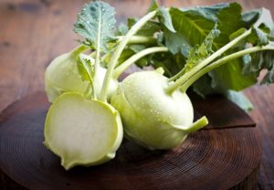 Växa och ta hand om Kohlrabi kål i det fria fältet