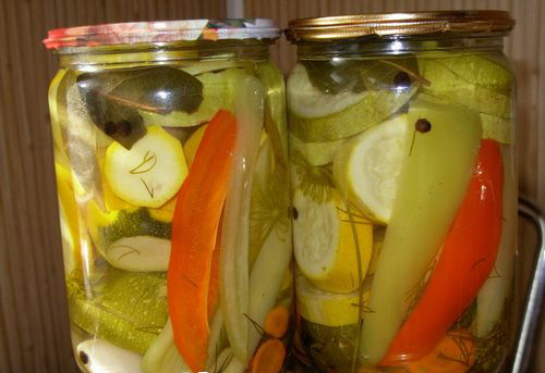 Zucchini in einem Glas
