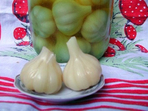 eingelegter Knoblauch auf einem Teller
