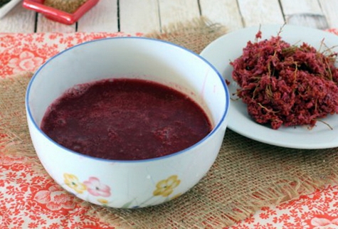 schäbige Johannisbeeren in einer Schüssel