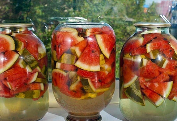 pots de pastèques marinées sur le rebord de la fenêtre