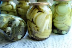 Omedelbart recept för inlagd zucchini med honung och vitlök för vintern
