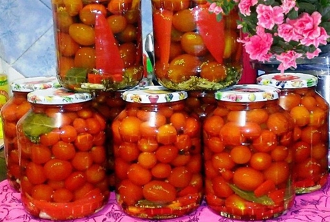 pomidorus su garstyčių sėklomis stiklainiuose