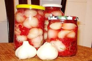Няколко рецепти за маринован чесън с касис за зимата