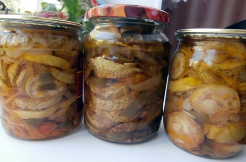 gebratene Zucchini in Gläsern