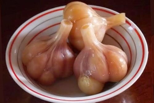 eingelegter Knoblauch in einer Schüssel