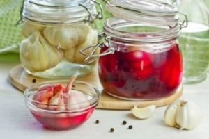 Συνταγές για την παρασκευή τουρσί σκόρδου με φραγκοστάφυλα για το χειμώνα: