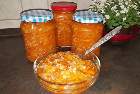 marinatas su ryžiais stiklainiuose ant stalo