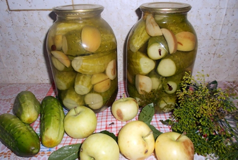 cucumbers with apples in jars