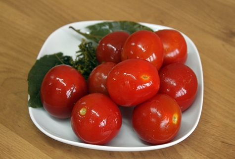 marinuoti pomidorai lėkštėje