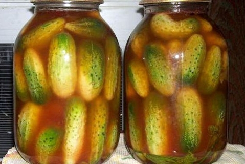 Aussehen von Gurken mit Chili-Ketchup