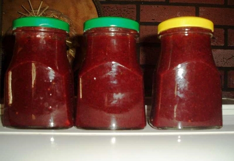 rote Johannisbeersauce in Gläsern auf dem Tisch