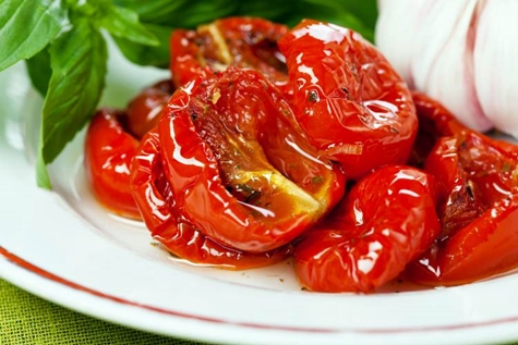 paradajky sušené na slnku na tanieri