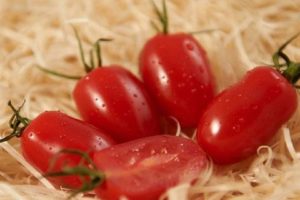 Eigenschaften und Beschreibung der Tomatensorte Damenfinger, deren Ertrag