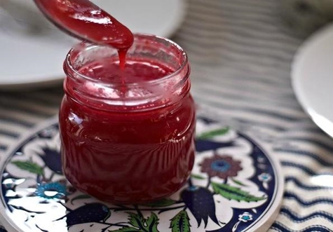 rote Johannisbeersauce in einem Glas