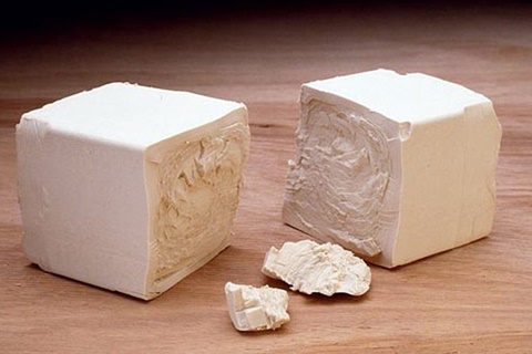 levadura en la mesa
