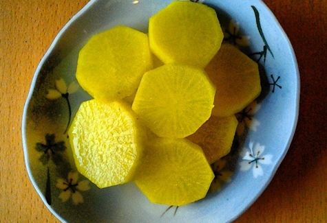 daikon ngâm trong đĩa