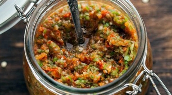 كافيار الخيار في جرة