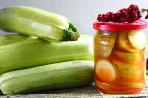 Die besten Rezepte für die Zubereitung von Zucchini für den Winter mit Chili-Ketchup