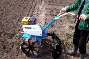 Typer af kartoffelbakker til en walk-bag traktor: hvordan man laver og indstiller med egne hænder?