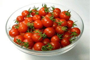 Beschreibung der Kirschtomaten-Sorte Rot, ihrer Eigenschaften und Produktivität