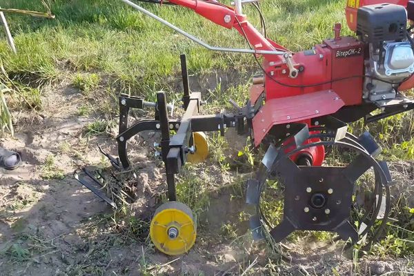 mit einem handgeführten Traktor graben