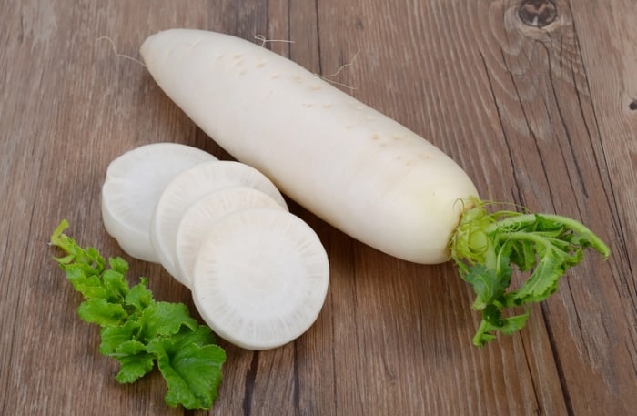 Daikon ganz und geschnitten