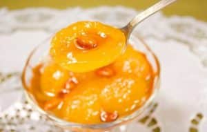Rezept für die Zubereitung von Aprikosenmarmelade mit Mandeln für den Winter