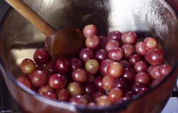 uva in una casseruola