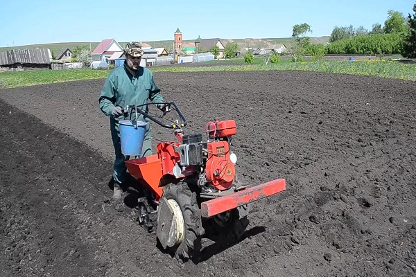 med en bakomgående traktor