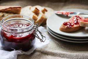 Prosty przepis na robienie dżemu truskawkowego na zimę
