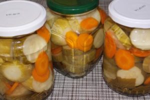 Једноставан рецепт за кување краставаца са шаргарепом и луком за зиму