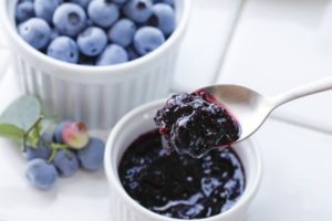 Μια απλή συνταγή για την παρασκευή μαρμελάδας βακκινίων για το χειμώνα