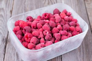 Comment bien congeler les framboises pour l'hiver au réfrigérateur à la maison