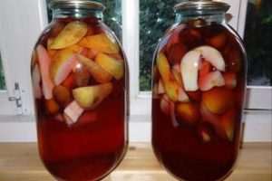 Uma receita simples de compota de maçã e ameixas para o inverno