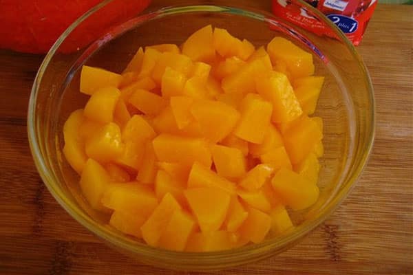 pokrojone w kostkę brzoskwinie