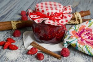 Ein einfaches Rezept für Erdbeermarmelade fünf Minuten für den Winter